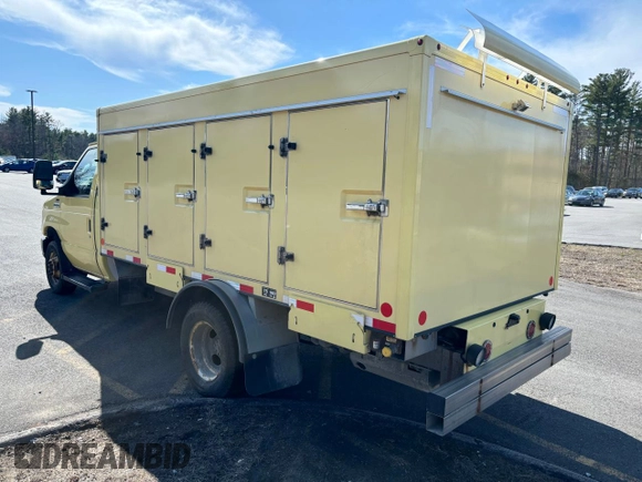 2019 Ford Econoline Commercial z VIN 1FDXE4FS9KDC57732, wystawiony jako Copart lot #53401695 z przebiegiem 98 255 mil mil oraz Czysty tytuł • Clean title. Historia ofert i sprzedaży dostępna na DreamBid. Obrazek 3.