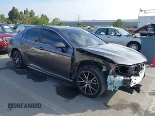 2022 Toyota Camry SE z VIN 4T1G11AK3NU619365, wystawiony jako IAAI lot #42194974 z przebiegiem 102 680 mil mil oraz . Historia ofert i sprzedaży dostępna na DreamBid. Obrazek 1.