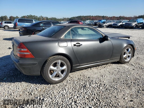 2002 Mercedes-Benz SLK 320 z VIN WDBKK65F22F249238, wystawiony jako Copart lot #84938474 z przebiegiem 128 108 mil mil oraz Szkoda całkowita • Salvage title. Historia ofert i sprzedaży dostępna na DreamBid. Obrazek 3.