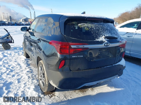 2021 Kia Seltos LX z VIN KNDEPCAAXM7104888, wystawiony jako IAAI lot #41598172 z przebiegiem 51 571 mil mil oraz . Historia ofert i sprzedaży dostępna na DreamBid. Obrazek 3.