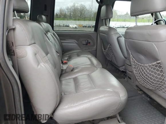 1999 GMC Suburban z VIN 1GKFK16R0XJ772880, wystawiony jako Copart lot #46986325 z przebiegiem 237 921 mil mil oraz Czysty tytuł • Clean title. Historia ofert i sprzedaży dostępna na DreamBid. Obrazek 11.