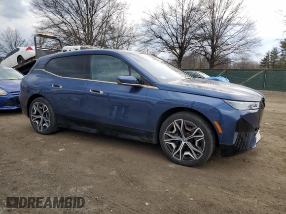 2023 BMW iX xDrive50 z VIN WB523CF0XPCL15501, wystawiony jako Copart lot #46117065 z przebiegiem 14 695 mil mil oraz Szkoda całkowita • Salvage title. Historia ofert i sprzedaży dostępna na DreamBid. Obrazek 4.