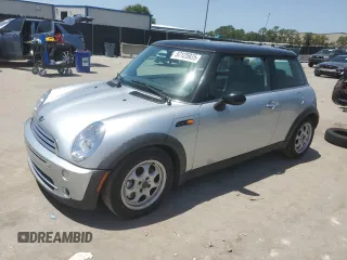 2005 MINI Hardtop z VIN WMWRC33555TJ70669, wystawiony jako Copart lot #57125935 z przebiegiem 100 228 mil mil oraz Czysty tytuł • Clean title. Historia ofert i sprzedaży dostępna na DreamBid. Obrazek 1.