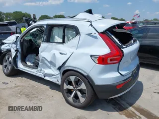 2025 Volvo XC40 Plus Bright Theme z VIN YV4L12UE6S2563585, wystawiony jako IAAI lot #42314264 z przebiegiem 2972 mil mil oraz . Historia ofert i sprzedaży dostępna na DreamBid. Obrazek 3.