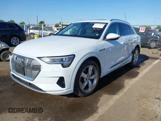 2019 Audi e-tron Premium Plus z VIN WA1LABGEXKB020765, wystawiony jako IAAI lot #42374055 z przebiegiem 53 673 mil mil oraz . Historia ofert i sprzedaży dostępna na DreamBid. Obrazek 2.