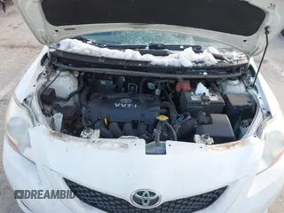 2009 Toyota Yaris z VIN JTDBT903991341371, wystawiony jako IAAI lot #41472292 z przebiegiem 205 596 mil mil oraz . Historia ofert i sprzedaży dostępna na DreamBid. Obrazek 10.