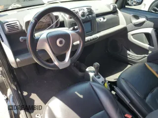 2009 Smart fortwo Pure z VIN WMEEJ31X79K272757, wystawiony jako Copart lot #54772585 z przebiegiem 100 977 mil mil oraz Szkody całkowita. Historia ofert i sprzedaży dostępna na DreamBid. Obrazek 8.