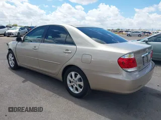 2006 Toyota Camry STD z VIN 4T1BE30KX6U658158, wystawiony jako IAAI lot #42394262 z przebiegiem 102 830 mil mil oraz . Historia ofert i sprzedaży dostępna na DreamBid. Obrazek 3.