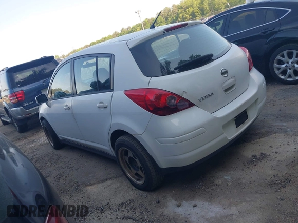 2011 Nissan Versa S z VIN 3N1BC1CP7BL442992, wystawiony jako IAAI lot #42184608 z przebiegiem 175 794 mil mil oraz . Historia ofert i sprzedaży dostępna na DreamBid. Obrazek 3.
