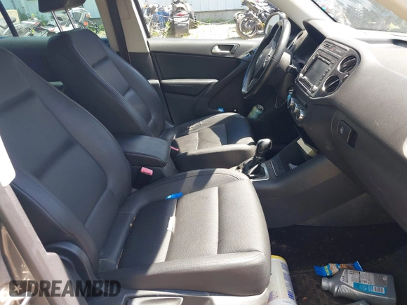 2013 Volkswagen Tiguan SE z VIN WVGBV7AX1DW006709, wystawiony jako IAAI lot #42388899 z przebiegiem 150 903 mil mil oraz . Historia ofert i sprzedaży dostępna na DreamBid. Obrazek 5.