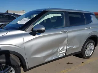 2024 Mitsubishi Outlander ES z VIN JA4J3UA81RZ020073, wystawiony jako IAAI lot #41388911 z przebiegiem 25 436 mil mil oraz . Historia ofert i sprzedaży dostępna na DreamBid. Obrazek 6.