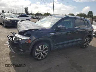 2022 Volkswagen Taos SE z VIN 3VVTX7B21NM059631, wystawiony jako Copart lot #42100205 z przebiegiem 26 582 mil mil oraz Nie do naprawy. Historia ofert i sprzedaży dostępna na DreamBid. Obrazek 1.