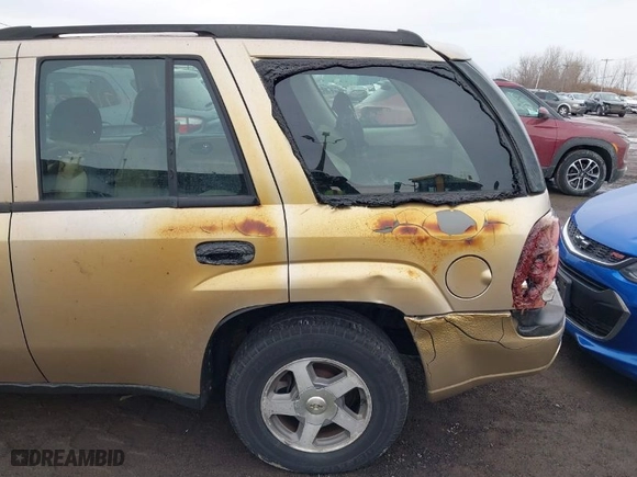 2006 Chevrolet TrailBlazer LS with VIN 1GNDS13S062272048, listed as a IAAI auction lot 41715537 with 140,618 mi miles. Bid and sale history available at carsss.com. Image 6.