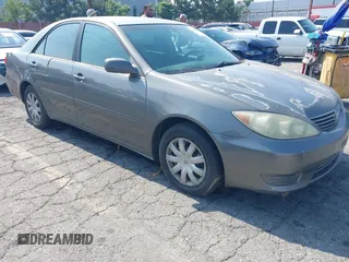 2005 Toyota Camry STD z VIN 4T1BE32K35U561735, wystawiony jako IAAI lot #42448585 z przebiegiem 181 343 mil mil oraz . Historia ofert i sprzedaży dostępna na DreamBid. Obrazek 1.