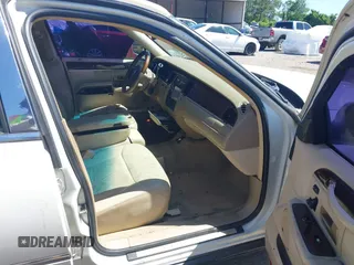 2006 Lincoln Town Car Ultimate L z VIN 1LNHM85W06Y606567, wystawiony jako IAAI lot #42085471 z przebiegiem 262 737 mil mil oraz . Historia ofert i sprzedaży dostępna na DreamBid. Obrazek 5.