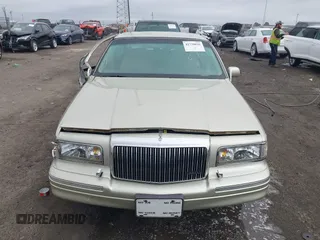 1997 Lincoln Town Car Signature z VIN 1LNLM82W8VY759792, wystawiony jako IAAI lot #41730026 z przebiegiem 60 198 mil mil oraz . Historia ofert i sprzedaży dostępna na DreamBid. Obrazek 12.