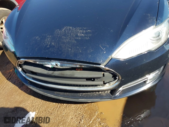 2013 Tesla Model S with VIN 5YJSA1CG2DFP14689, listed as a IAAI auction lot 41648508 with 98,578 mi miles and . Bid and sale history available at carsss.com. Image 6.