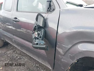 2018 Toyota Tacoma SR z VIN 5TFSX5EN6JX060153, wystawiony jako IAAI lot #41566129 z przebiegiem 33 669 mil mil oraz . Historia ofert i sprzedaży dostępna na DreamBid. Obrazek 18.