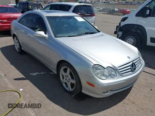 2005 Mercedes-Benz CLK 320 z VIN WDBTJ65J65F153435, wystawiony jako IAAI lot #42713812 z przebiegiem 130 379 mil mil oraz . Historia ofert i sprzedaży dostępna na DreamBid. Obrazek 1.
