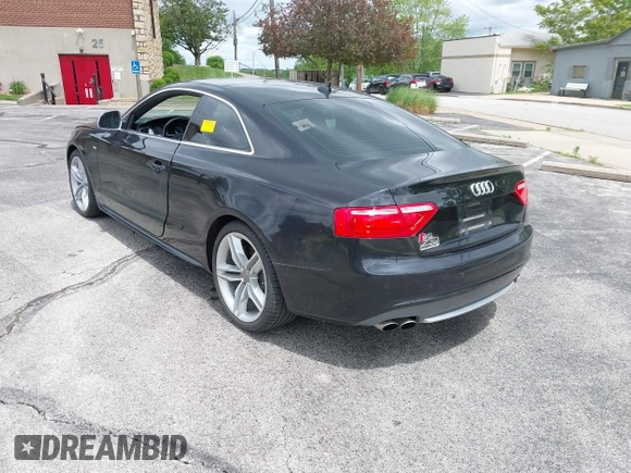 2009 Audi S5 z VIN WAURV78T99A033499, wystawiony jako IAAI lot #42323444 z przebiegiem 117 439 mil mil oraz . Historia ofert i sprzedaży dostępna na DreamBid. Obrazek 3.