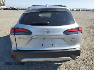 2024 Toyota Corolla Cross XLE z VIN 7MUDAABG9RV101729, wystawiony jako Copart lot #57681495 z przebiegiem 5 870 mil mil oraz Szkoda całkowita • Salvage title. Historia ofert i sprzedaży dostępna na DreamBid. Obrazek 6.