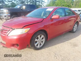 2011 Toyota Camry LE z VIN 4T4BF3EK8BR162507, wystawiony jako IAAI lot #41999186 z przebiegiem 281 657 mil mil oraz . Historia ofert i sprzedaży dostępna na DreamBid. Obrazek 2.