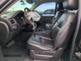 2011 GMC Yukon XL Denali z VIN 1GKS2MEF7BR367696, wystawiony jako Copart lot #51242205 z przebiegiem 172 519 mil mil oraz Szkody całkowita. Historia ofert i sprzedaży dostępna na DreamBid. Obrazek 7.