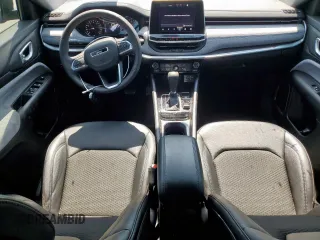 2025 Jeep Compass Latitude z VIN 3C4NJDBN9ST515927, wystawiony jako Copart lot #50828755 z przebiegiem 11 454 mil mil oraz Szkoda całkowita • Salvage title. Historia ofert i sprzedaży dostępna na DreamBid. Obrazek 8.