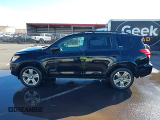 2011 Toyota RAV4 Sport z VIN JTMWF4DV9B5041304, wystawiony jako IAAI lot #41252905 z przebiegiem 96 179 mil mil oraz . Historia ofert i sprzedaży dostępna na DreamBid. Obrazek 14.