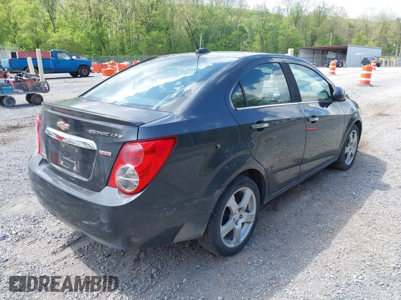 2016 Chevrolet Sonic LTZ z VIN 1G1JE5SB5G4137710, wystawiony jako IAAI lot #42131625 z przebiegiem 152 941 mil mil oraz . Historia ofert i sprzedaży dostępna na DreamBid. Obrazek 4.