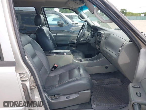 2003 Ford Explorer Sport Trac XLS z VIN 1FMZU67E43UA72537, wystawiony jako IAAI lot #42575959 z przebiegiem 142 692 mil mil oraz . Historia ofert i sprzedaży dostępna na DreamBid. Obrazek 5.