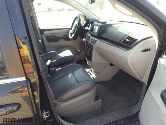 2014 Volkswagen Routan SE w/RSE & Navigation with VIN 2C4RVABG3ER134698, listed as a IAAI auction lot 41796736 with 110,282 mi miles. Bid and sale history available at carsss.com. Image 5.