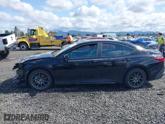 2025 Toyota Camry LE z VIN 4T1DBADK4SU011099, wystawiony jako IAAI lot #41949441 z przebiegiem 1 548 mil mil oraz . Historia ofert i sprzedaży dostępna na DreamBid. Obrazek 15.