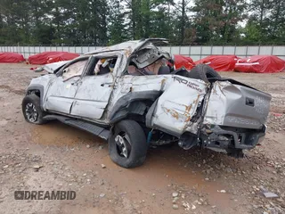 2017 Toyota Tacoma SR5 z VIN 5TFAZ5CN8HX036231, wystawiony jako IAAI lot #37636403 z przebiegiem Nie podano mil oraz . Historia ofert i sprzedaży dostępna na DreamBid. Obrazek 3.