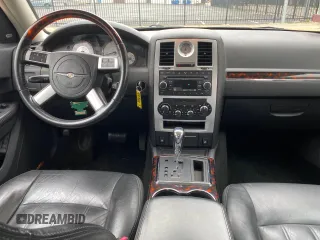2008 Chrysler 300 C Hemi z VIN 2C3KA63H18H159843, wystawiony jako Copart lot #61594125 z przebiegiem 69 982 mil mil oraz Czysty tytuł • Clean title. Historia ofert i sprzedaży dostępna na DreamBid. Obrazek 9.