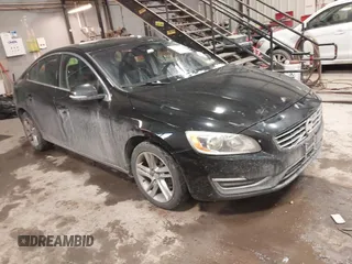 2014 Volvo S60 T5 z VIN YV1612FH9E2296593, wystawiony jako IAAI lot #41351445 z przebiegiem 136 860 mil mil oraz . Historia ofert i sprzedaży dostępna na DreamBid. Obrazek 1.