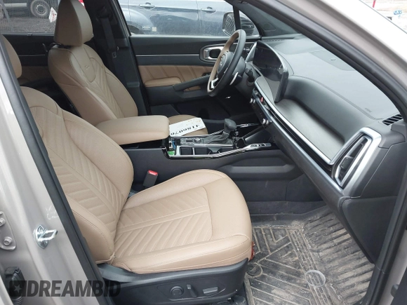 2025 Kia Sorento X-Line SX Prestige z VIN 5XYRKDJF9SG329417, wystawiony jako IAAI lot #41860763 z przebiegiem 1 753 mil mil oraz . Historia ofert i sprzedaży dostępna na DreamBid. Obrazek 5.