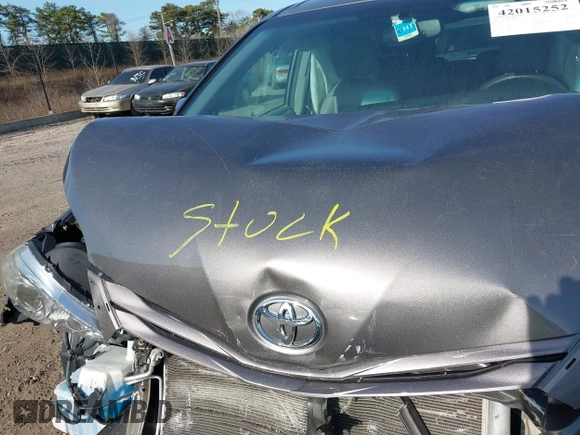 2017 Toyota Sienna LE Auto Access Seat with VIN 5TDKZ3DCXHS888544, listed as a IAAI auction lot 42015252 with 76,378 mi miles. Bid and sale history available at carsss.com. Image 10.