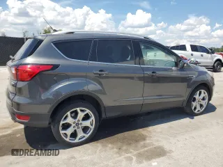 2019 Ford Escape Titanium z VIN 1FMCU9J96KUA65154, wystawiony jako Copart lot #63932325 z przebiegiem 117 963 mil mil oraz Czysty tytuł • Clean title. Historia ofert i sprzedaży dostępna na DreamBid. Obrazek 3.
