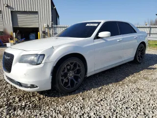 2020 Chrysler 300 S z VIN 2C3CCABG1LH145752, wystawiony jako Copart lot #48786265 z przebiegiem 51 832 mil mil oraz Tytuł czysty. Historia ofert i sprzedaży dostępna na DreamBid. Obrazek 1.