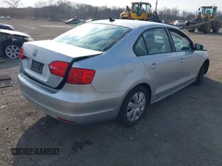 2014 Volkswagen Jetta SE z VIN 3VWD17AJ4EM266248, wystawiony jako IAAI lot #41893512 z przebiegiem 146 278 mil mil oraz . Historia ofert i sprzedaży dostępna na DreamBid. Obrazek 4.