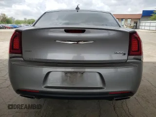 2016 Chrysler 300 S Alloy Edition z VIN 2C3CCAGGXGH244553, wystawiony jako Copart lot #55015095 z przebiegiem 93 003 mil mil oraz Szkoda całkowita • Salvage title. Historia ofert i sprzedaży dostępna na DreamBid. Obrazek 6.