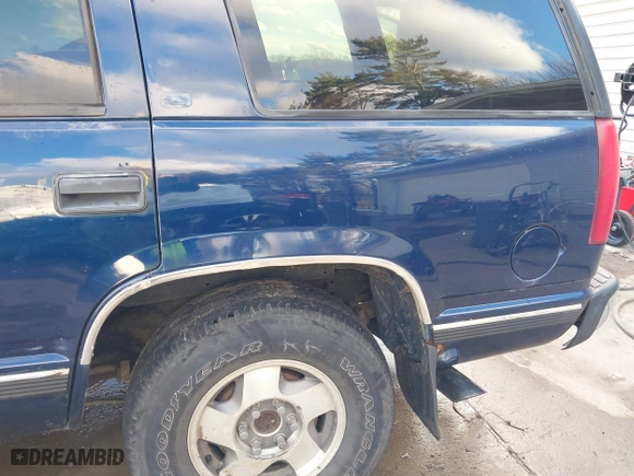 1998 Chevrolet Tahoe with VIN 1GNEK13RXWJ372276, listed as a IAAI auction lot 41458359 with 229,582 mi miles. Bid and sale history available at carsss.com. Image 18.