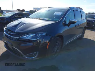 2020 Chrysler Pacifica Limited z VIN 2C4RC1GG6LR114215, wystawiony jako IAAI lot #41694316 z przebiegiem 107 166 mil mil oraz . Historia ofert i sprzedaży dostępna na DreamBid. Obrazek 17.