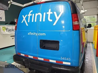2015 Chevrolet Express Cargo z VIN 1GCWGFCF6F1154451, wystawiony jako IAAI lot #42387305 z przebiegiem 133 002 mil mil oraz . Historia ofert i sprzedaży dostępna na DreamBid. Obrazek 1.