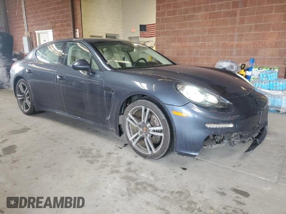 2014 Porsche Panamera z VIN WP0AA2A79EL009679, wystawiony jako Copart lot #49444915 z przebiegiem 80 908 mil mil oraz Szkody całkowita. Historia ofert i sprzedaży dostępna na DreamBid. Obrazek 4.