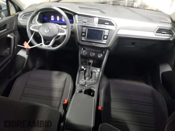 2023 Volkswagen Tiguan S z VIN 3VVFB7AX2PM100814, wystawiony jako Copart lot #79216424 z przebiegiem 4 748 mil mil oraz Szkoda całkowita • Salvage title. Historia ofert i sprzedaży dostępna na DreamBid. Obrazek 8.