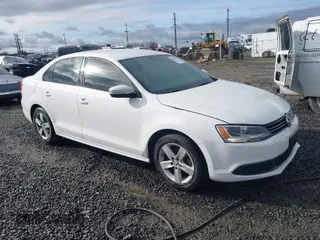 2013 Volkswagen Jetta TDI w/Premium с VIN 3VWLL7AJ2DM425448, выставлен на аукционе IAAI как лот 41806552 с пробегом 125 043 миль миль и . История ставок и продаж доступна на DreamBid. Изображение 1.