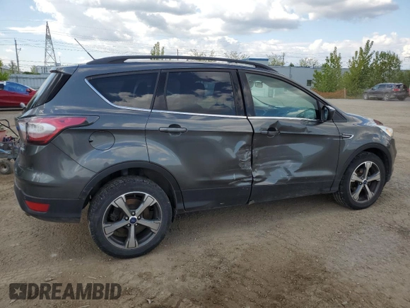 2017 Ford Escape SE z VIN 1FMCU0GD5HUA67154, wystawiony jako Copart lot #58474105 z przebiegiem 129 896 mil mil oraz Czysty tytuł • Clean title. Historia ofert i sprzedaży dostępna na DreamBid. Obrazek 3.