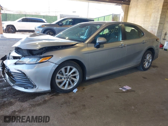 2023 Toyota Camry LE z VIN 4T1C11AK5PU127664, wystawiony jako IAAI lot #41653925 z przebiegiem 24 378 mil mil oraz . Historia ofert i sprzedaży dostępna na DreamBid. Obrazek 2.